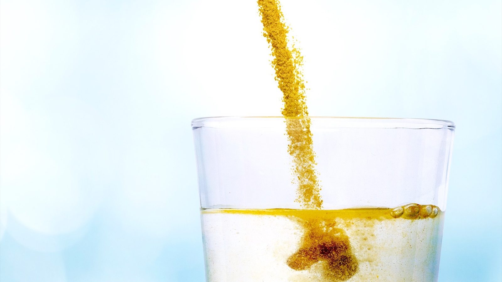 GLPrelief powder streaming into a glass of water